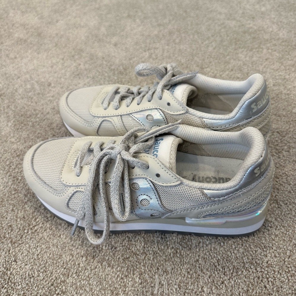 Women’s size 7.5 Saucony Shaddow sneakers. Like new condition